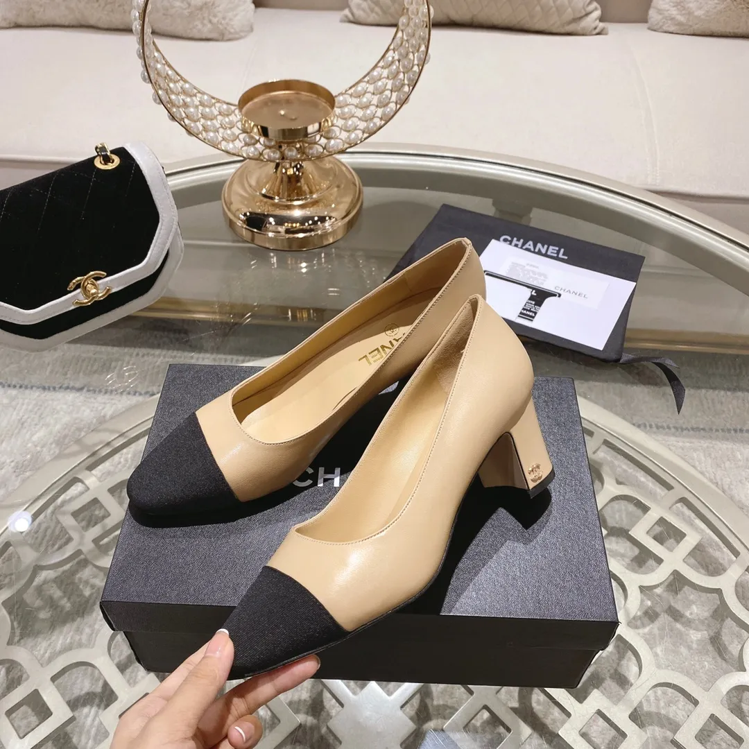 👟👟Ex-factory price 440👟👟 Chanel - Spring and summer classic color-blocked thick heel single shoes ⚠ Fashionable catwalk style ❤ Mixed splicing colors, empty toe style on the inside, 2.5cm thick heel with small logo embellishment, a fashionable interpretation! How to match the series to look good! Original customized wood-colored genuine leather outsole, imported sheepskin surface, goatskin lining for feet... 34-40 regular size (41.42.43 custom-made, non-returnable) 🎁Latest full set of packaging at the counter